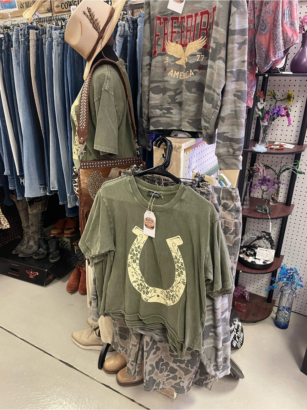 Boho Horseshoe Graphic Crop Tee - Olive